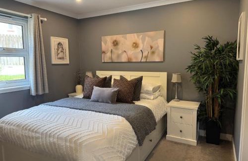 Oban Apartment | Holly Lodge - 2 x Kingsize bedrooms with private entrance and free parking-new shower room