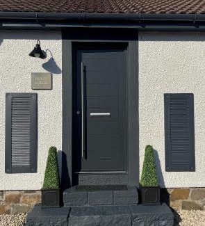 Oban Apartment | Holly Lodge - 2 x Kingsize bedrooms with private entrance and free parking-new shower room