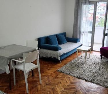 Maini Apartment | Holly