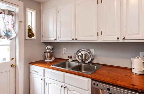 Historic Downtown Savannah House | Holly's Cottage. Circa 1867 Historic, Courtyard, Forsyth Park, Pet friendly .💗