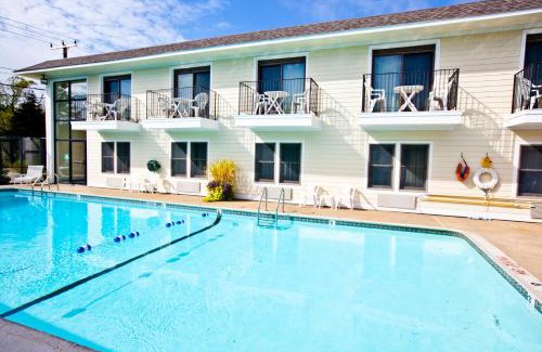West Yarmouth Hotel | Holly Tree Resort