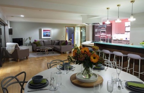 Arrochar Cottage | Hollybank House Sleeps 10 - sleeps 10 guests in 5 bedrooms