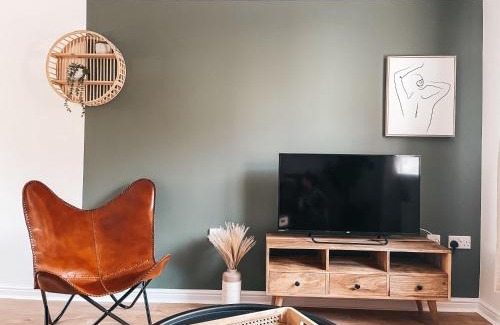 Rogerstone Apartment | Hollybush Apartment, by Solace Stays