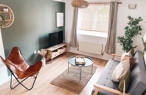 Rogerstone Apartment | Hollybush Apartment, by Solace Stays