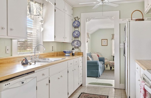 Fredericksburg House | Hollys Haus | 2/2 Cottage | In Town | Private Hot Tub