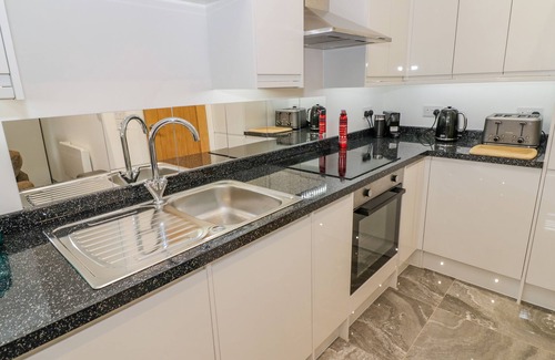 Lichfield Cottage | HOLLYWELL COTTAGE, pet friendly, with a garden in Lichfield