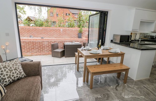 Lichfield Cottage | HOLLYWELL COTTAGE, pet friendly, with a garden in Lichfield