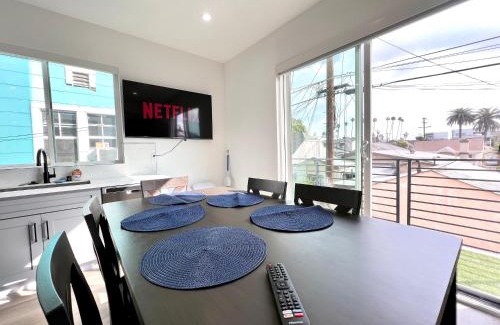 Wilshire Villa | Hollywood Art Gallery House - Iconic LA Views