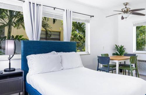 North Beach Apartment | Hollywood Beach, Steps to the Beach, Pool