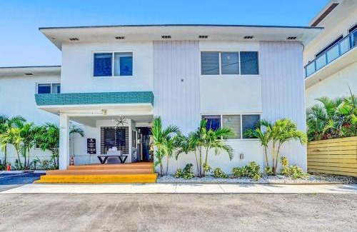 North Beach Apartment | Hollywood Beach, Steps to the Beach, Pool