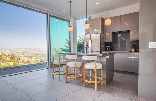 The Flats Villa | Hollywood Hill Retreat Infinity Pool Skyline Views