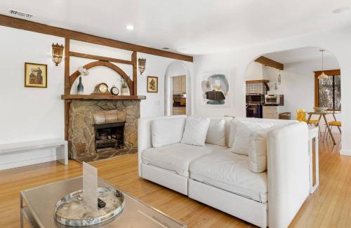Studio City House | Hollywood Hills Walk to Universal City Views