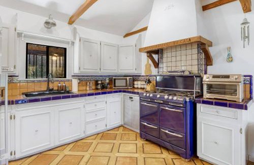Studio City House | Hollywood Hills Walk to Universal City Views