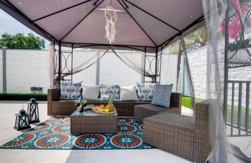 Boulevard Heights House | Hollywood Home w Pool Jacuzzi BBQ and Pool Table