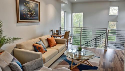 Sawtelle Apartment | Hollywood Homes Free parking close to all things LA