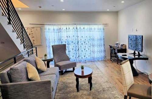 Sawtelle Apartment | Hollywood Homes Free parking close to all things LA