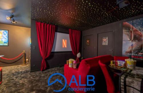 Hennebont Apartment | Hollywood Night