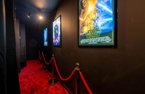 Hennebont Apartment | Hollywood Night