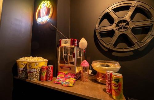 Hennebont Apartment | Hollywood Night