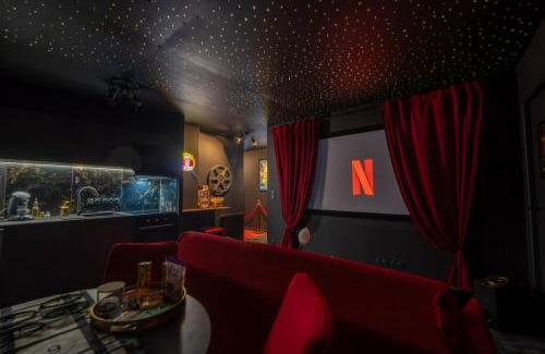 Hennebont Apartment | Hollywood Night