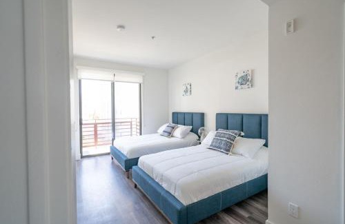 Del Rey Apartment | Hollywood Panoramic Views, Pool, Gym & Free parking!