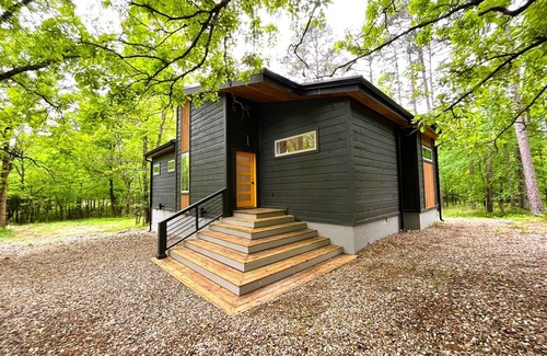 Pickens Cabin | Hollywood Regency- Swimming Pool & Clubhouse on 36-acre resort!