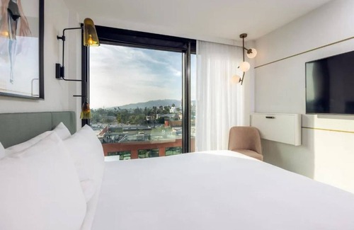 Hollywood Hotel | Hollywood Retreat with Pool & Pet-Friendly Room Near Iconic Sights