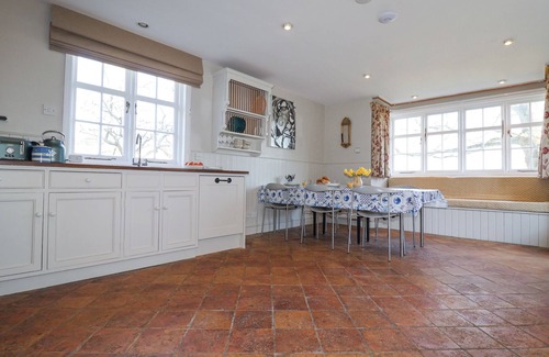 Tendring Cottage | HOLM OAK LODGE, character holiday cottage, with open fire in Weeley