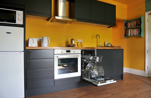 Cheltenham Apartment | Holst - an apartment that sleeps 2 guests in 1 bedroom