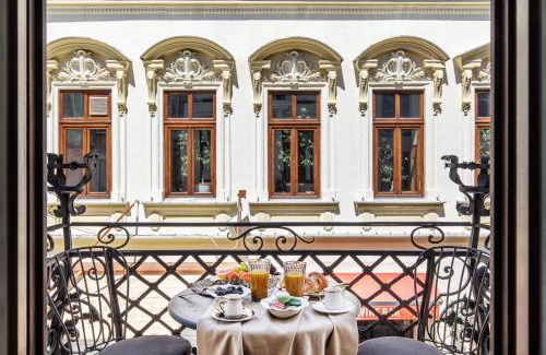 Bucharest City-Centre Hotel | HOLT Old Town Luxury Suites with Balcony
