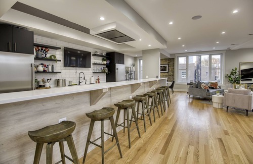 Wrigleyville Apartment | "Holy Cow"! 4bed 4bath Duplex Penthouse w/ 3,000 sqft Private Roof-Deck!