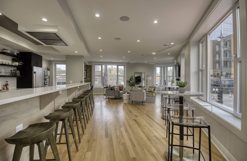 Wrigleyville Apartment | "Holy Cow"! 4bed 4bath Duplex Penthouse w/ 3,000 sqft Private Roof-Deck!