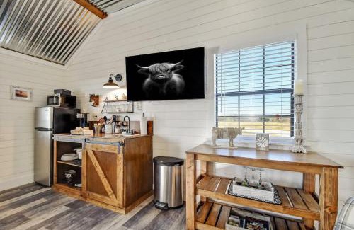 Fredericksburg House | Holy Cow Cottage with Amazing Hill Country Views