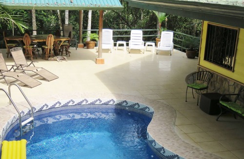 Valle Pura Vida House | Home Away Fom Home, 1200Sq/Ft,King bed,Full Kitchen,A/C,WiFi,Pool,Gated