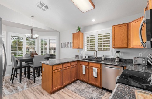 East Mesa House | Home away from home! 1 King 1 Queen 2 twins with a non-heated private pool!