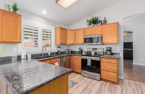 East Mesa House | Home away from home! 1 King 1 Queen 2 twins with a non-heated private pool!