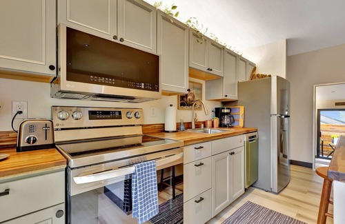 Huffman - O' Malley Apartment | Home Away From Home: 2-bedroom apartment in superb Anchorage with WiFi