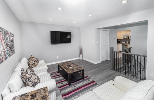Calgary House | Home away from home 5 min away From away from dt cozy full townhome pet friendly