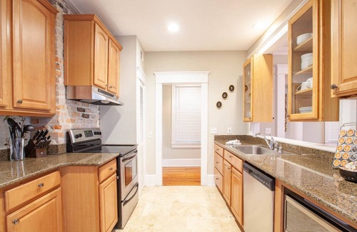 Historic Downtown Savannah Condo | Home Away from Home, Beautiful Historic condo in the heart of the city