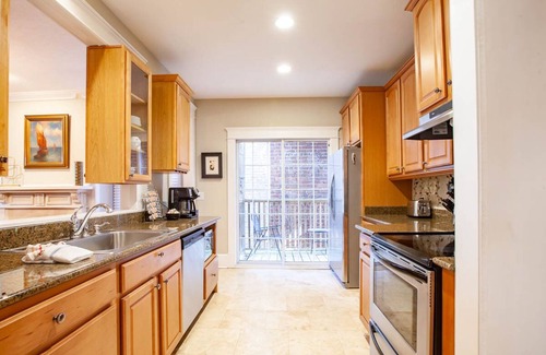 Historic Downtown Savannah Condo | Home Away from Home, Beautiful Historic condo in the heart of the city