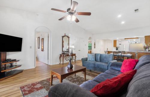 Branson House | Home Away from Home - Close to DT