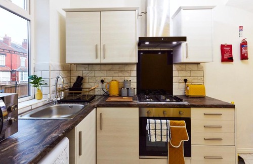 Beeston House | Home away from Home Entire 2 bedroom house