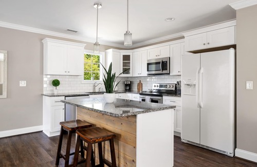 Charleston Apartment | Home Away From Home- Walkable, Parking & Central