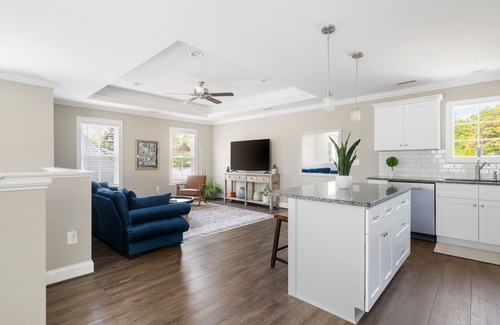 Charleston Apartment | Home Away From Home- Walkable, Parking & Central