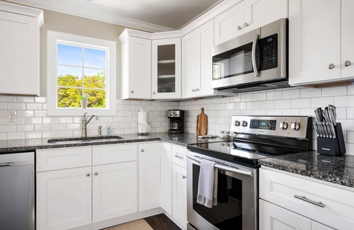 Charleston Apartment | Home Away From Home- Walkable, Parking & Central