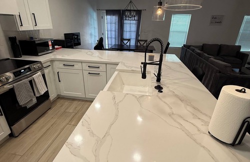 Mira Loma House | Home Away from Homen6 beds