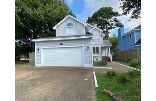Dam Neck House | Home Blocks away from Beach!