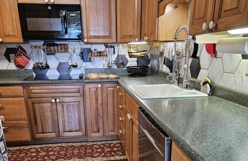 Cascade Locks House | Home by the river, welcoming & sweet! Pet friendly.