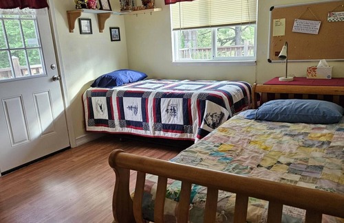 Cascade Locks House | Home by the river, welcoming & sweet! Pet friendly.