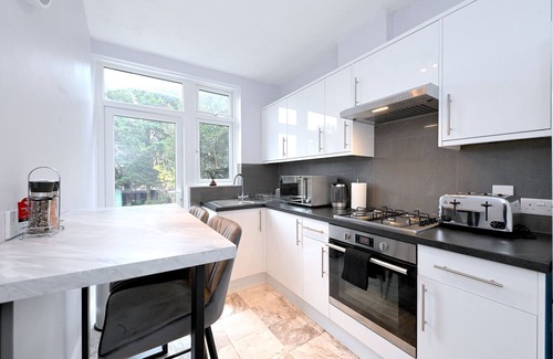 Fryent House | Home from home Retreat. 4 bedroom House with easy access to Central London